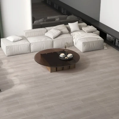 Sala espaciosa con sofá gris claro, centro de mesa de madera, y piso de cerámico madera lignum greige color gris