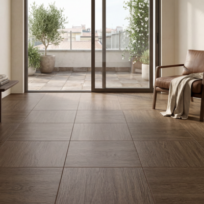 Sala luminosa, con ventanal alto y vista al patio, muebles de madera y piso cerámica madera Encino Beige, colección Ecos, Cerámicos Gala