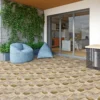 Exterior iluminado, cojines celestes, área verde, y piso de cerámica piedra Montara, colección Ecos de Cerámicos Gala