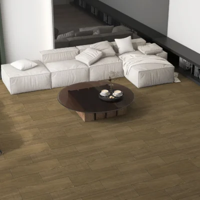 Sala amplia con sofá blanco y centro de mesa de madera oscuro que resalta el piso de cerámica madera Fauna, colección Sylva de Cerámicos Gala