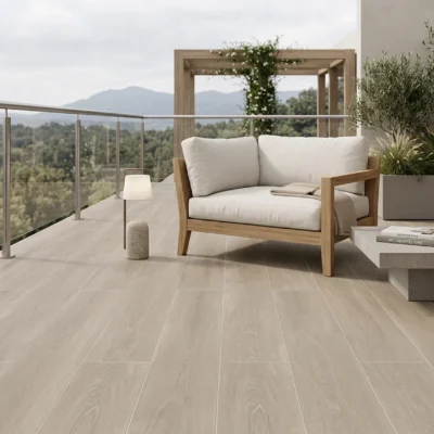 Terraza mirador espaciosa, sofá de madera y cojines blancos, con un piso de cerámica madera Oyster, colección Sylva de Cerámicos Gala