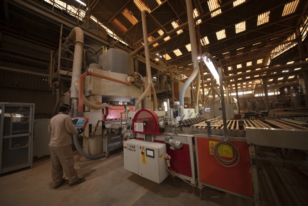 Líneas De Producción En La Fábrica De Cerámicos Gala En Lurín.