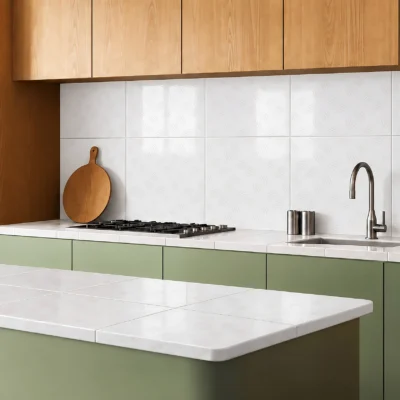 Cocina luminosa con repisas de madera y bladosas de pared de cerámico liso Laccio Blanco, colección Materia 46x46 de Cerámicos Gala