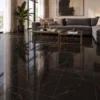Sala elegante con gran iluminación, sofá gris y piso de cerámica mármol Noir, colección Materia 46x46 de Cerámicos Gala